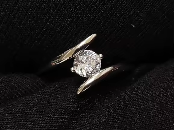 Ring aus 925er-Sterlingsilber, schlicht, großzügiger Zirkon Größe 19,7 mm Ø