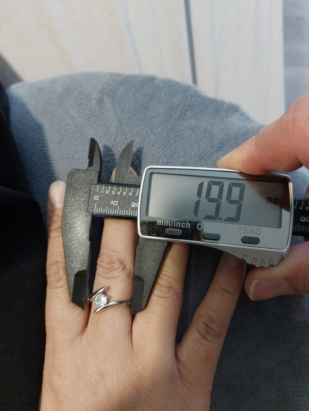 Ring aus 925er-Sterlingsilber, schlicht, großzügiger Zirkon Größe 19,7 mm Ø