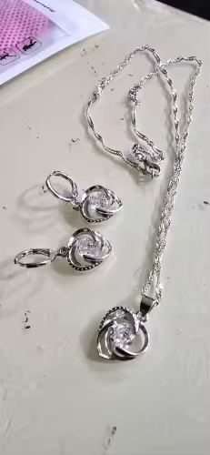 Gestempeltes Halsketten-Ohrring-Set aus 925er-Sterlingsilber Liebesherzform